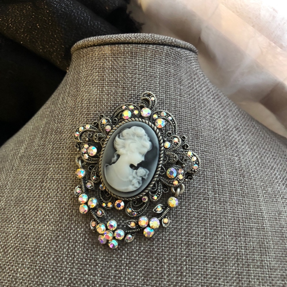 Vintage AB rhinestone cameo pendant